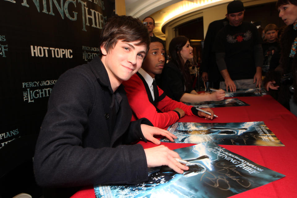 Logan Lerman descubrió el furor del fandom cuando era un joven de 18 años a través de la primera película de Percy Jackson. (Foto de Eric Charbonneau/Le Studio/Wireimage)