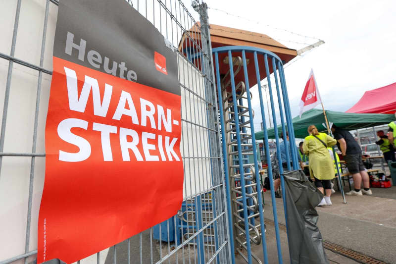 A poster lecture "Warning strike today" hanging at the Container Terminal Burchardkai (CTB) in the Port of Hamburg. The Verdi trade union has announced that it will hold all-day warning strikes in the Port of Hamburg to increase pressure on employers in wage negotiations for seaport workers. Bodo Marks/dpa