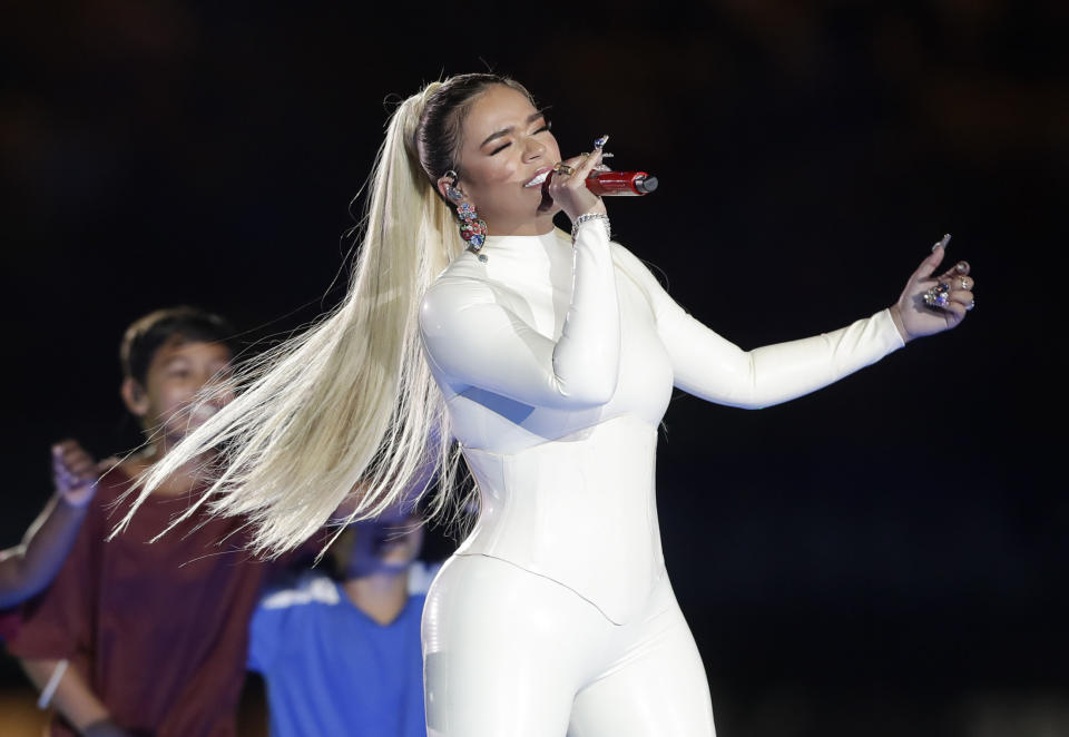 En esta foto de archivo del 14 de junio de 2019, Karol G canta en la inauguración de la Copa América, antes del partido del grupo A entre Brasil y Bolivia en el estadio Morumbi en Sao Paulo, Brasil. La cantante colombiana, ganadora del Latin Grammy al mejor artista nuevo en 2018, regresa a la ceremonia del 2020 con cuatro nominaciones que incluyen canción del año y grabación del año por "Tusa". (Foto AP/Andre Penner, Archivo)