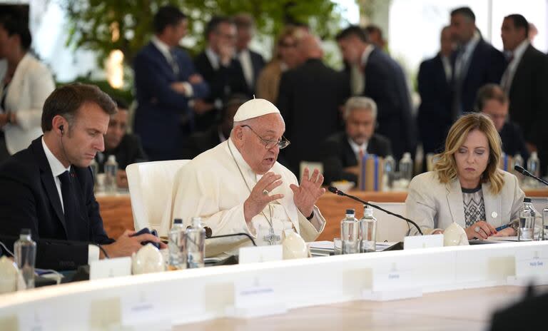 El presidente de Francia, Emmanuel Macron, el papa Francisco y la primera ministra italiana, Giorgia Meloni, durante una reunión de trabajo en la cumbre del G7 