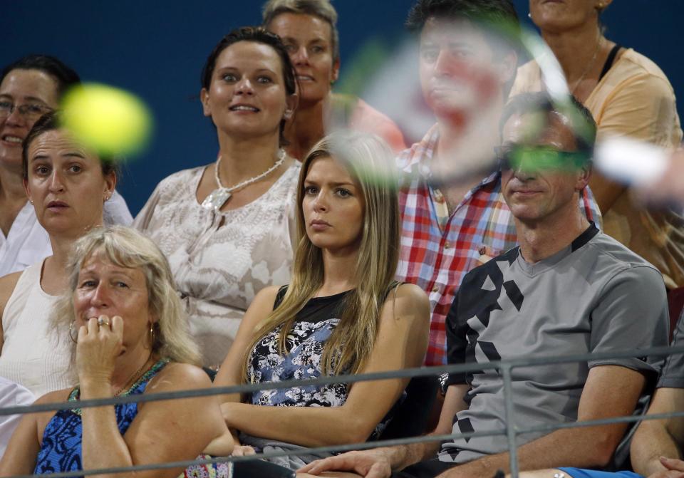 Model Danielle Knudson (C) sits in the team box of her boyfriend, Canada&#39;s Milos Raonic, during Raonic&#39;s final match against Switzerland&#39;s Roger Federer at the Brisbane International tennis tournament January 11, 2015. REUTERS/Jason Reed (AUSTRALIA - Tags: SPORT TENNIS)