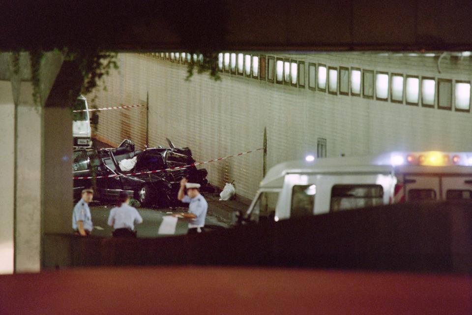 The wreckage of Princess Diana's car lies in a Paris tunnel on August 31, 1997.
Diana and companion Dodi Al Fayed were killed during the traffic accident. / AFP PHOTO / Jack GUEZ        (Photo credit should read JACK GUEZ/AFP/Getty Images)