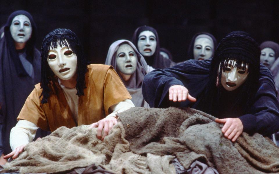 Orestes, Electra and the Trojan women in Peter Hall’s Oresteia (National Theatre, 1981) - Donald Cooper/Photostage