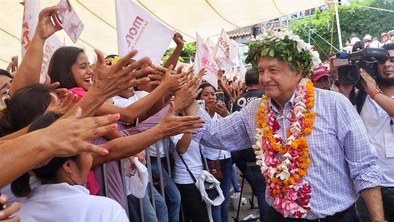 Fotografía cedida por el equipo de prensa del Movimiento Regeneración Nacional (Morena), que muestra al izquierdista a la Presidencia de México, Andrés Manuel López Obrador (d), mientras participa en un acto de campaña en la ciudad Huejutla, Hidalgo (México). EFE/Prensa Candidato/SOLO USO EDITORIAL