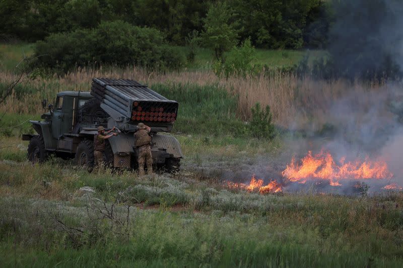 Soldados ucranianos trabajan con un sistema de lanzamiento de cohetes múltiples BM-21 Grad, en medio del ataque de Rusia a Ucrania, cerca de la ciudad de Bakhmut, región de Donetsk, Ucrania