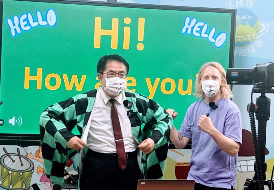 台南市長黃偉哲前往西門實小為公版直播教學團隊加油打氣，並與外師趣味互動。（教育局提供）