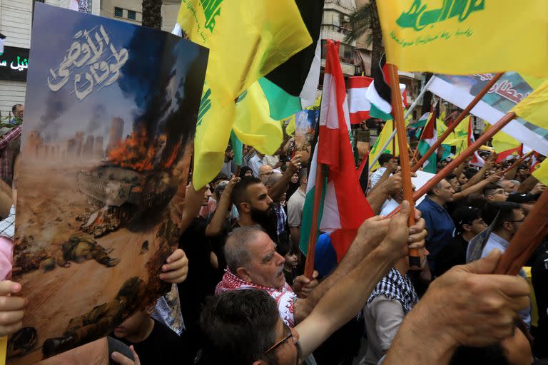 Simpatizantes de Hezbollah festejan en Beirut la operación de Hamas. (AFP)