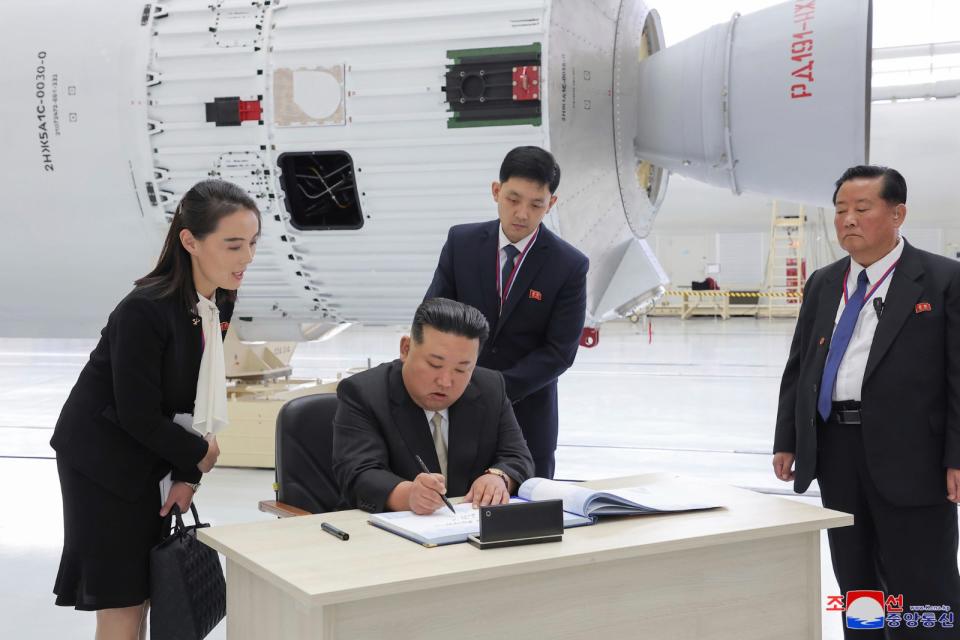 2023月9月14日，北韓勞動黨中央第一副部長金與正（左）陪同領導人金正恩訪俄，手上的包是Dior。路透社／KCNA