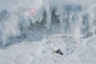 <p>Samedi 8 janvier, à Nazaré au Portugal. Première tentative de sauvetage avortée. Une deuxième vague géante engloutit la surfeuse.</p>