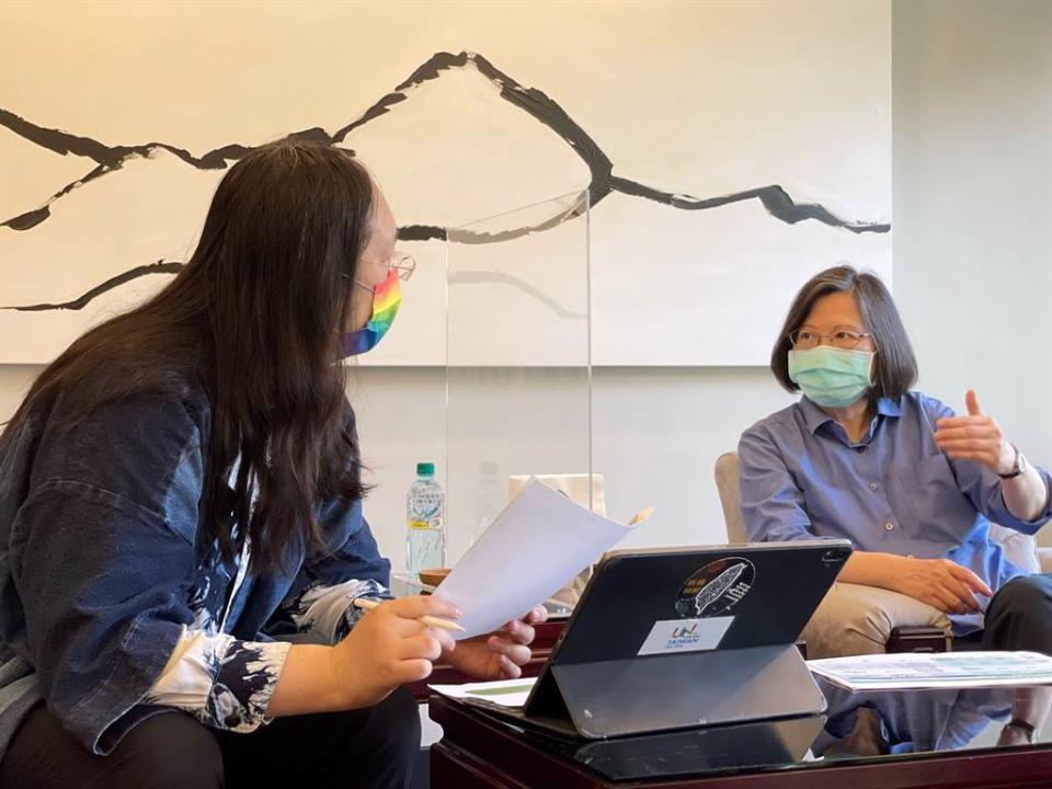蔡英文和唐鳳開會了解疫苗接種預約平台的設計和進度。(取自蔡英文臉書)