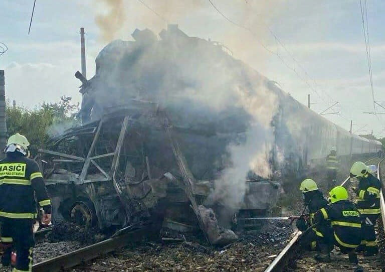 Bei einer Kollision zwischen einem Zug und einem Bus in der Slowakei hat sich die Zahl der Todesopfer auf sieben erhöht. Weitere fünf Menschen wurden bei dem Unfall an einem Bahnübergang verletzt. (Handout)