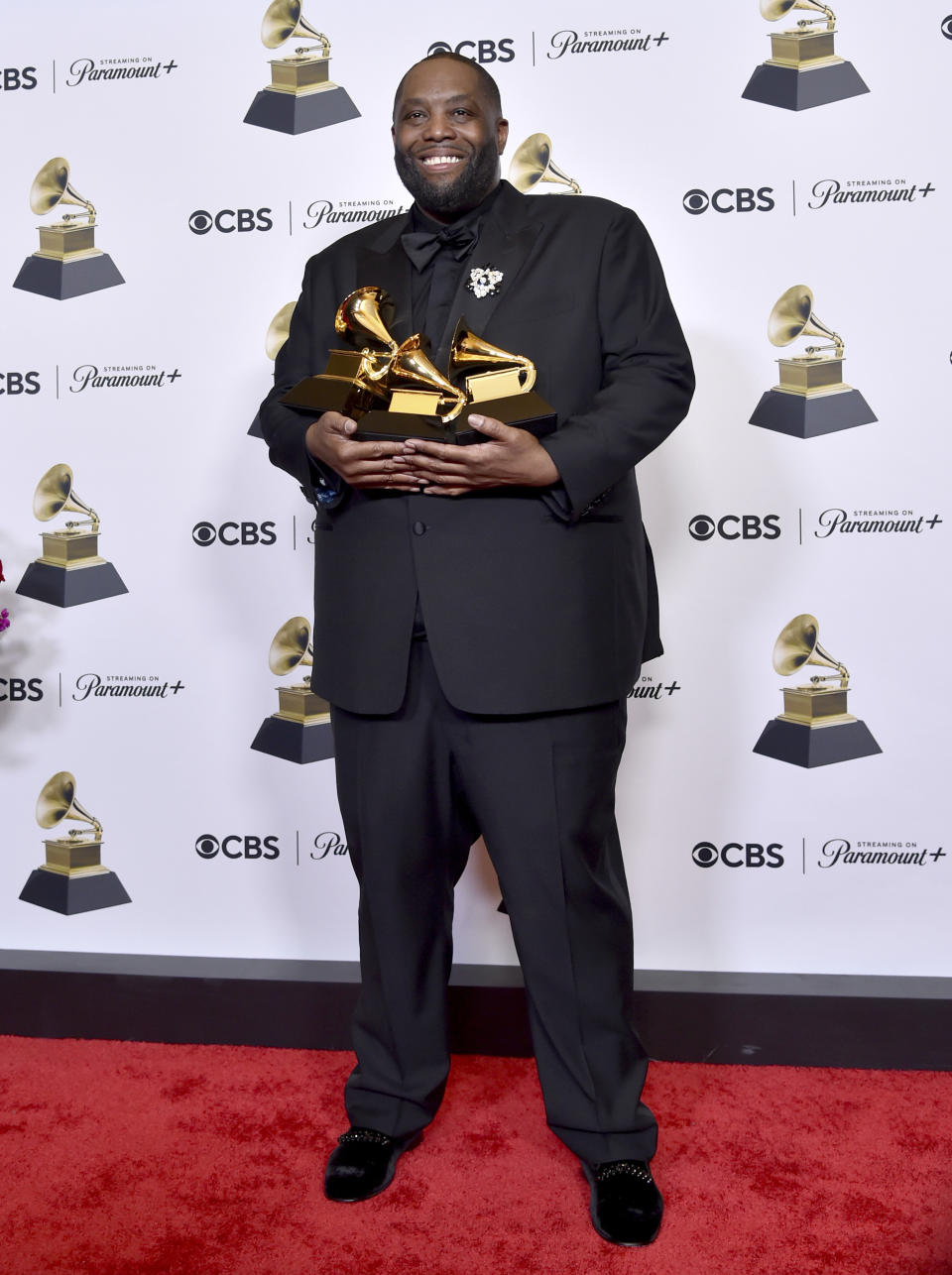 Killer Mike posa en la sala de prensa con los premios a mejor interpretación de rap y mejor canción de rap por "Scientists & Engineers," y mejor álbum de rap por "Michael" en la 66a entrega anual de los Premios Grammy el domingo 4 de febrero de 2024, en Los Angeles. (Photo by Richard Shotwell/Invision/AP)