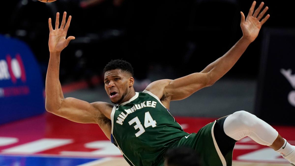 Photos from the Bucks' 110-101 win over the Pistons