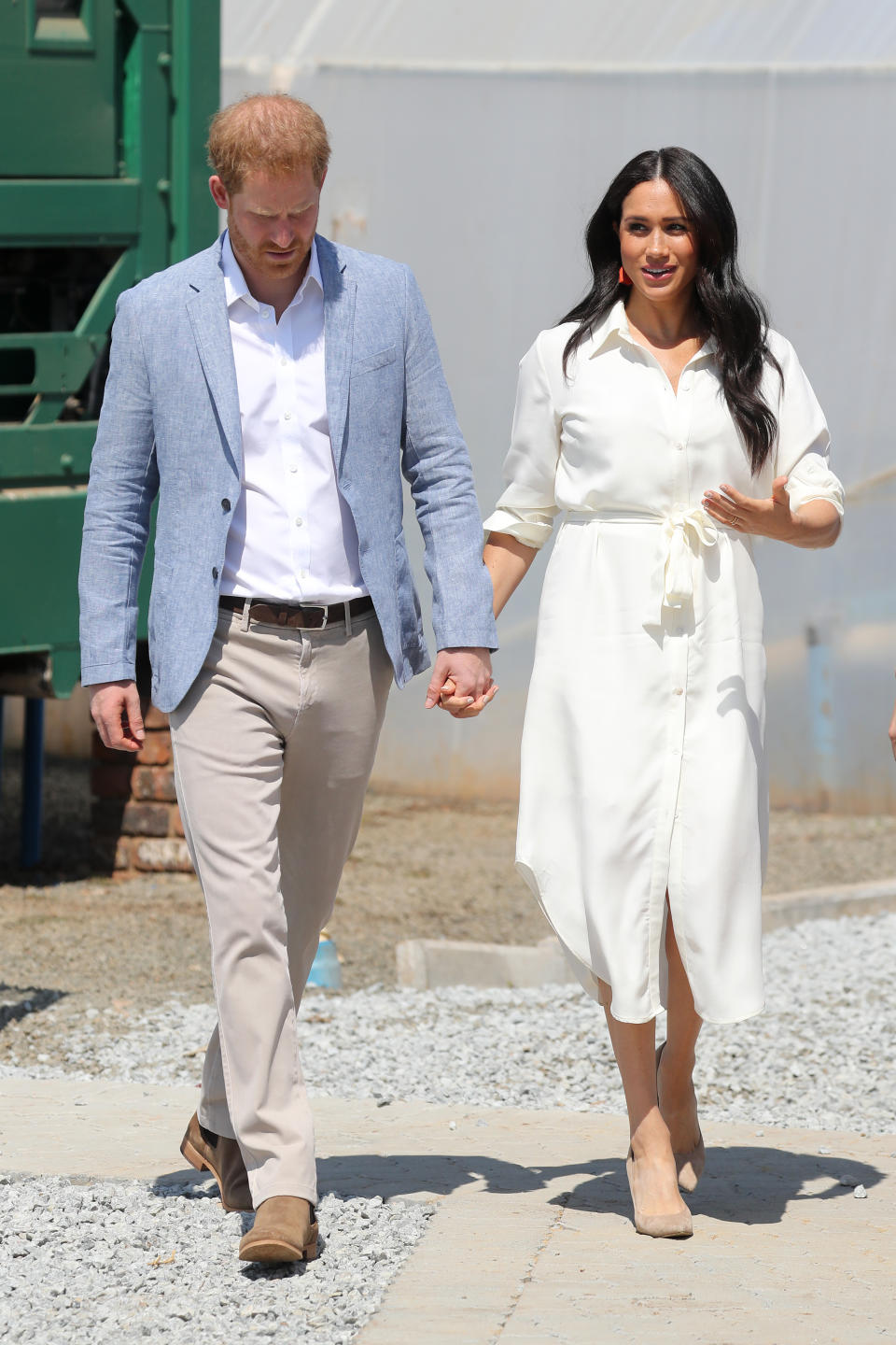 A white, belted shirt dress was the Duchess' outfit choice for her final day of royal tour engagements. She accessorised with a <a href="https://modesens.com/product/madewell-stone-%2526-tassel-earrings-purple-12976633/?refinfo=gSH_ggfMadewfa-ApAcJeEa12976633&utm_source=google&utm_media=CPC&gclid=EAIaIQobChMIr7KVzK_95AIVTdTeCh138gcvEAkYASABEgJPU_D_BwE" rel="nofollow noopener" target="_blank" data-ylk="slk:pair of Madewell, orange tassels earrings" class="link ">pair of Madewell, orange tassels earrings</a> and <a href="https://www.stuartweitzman.com/products/leigh-95/" rel="nofollow noopener" target="_blank" data-ylk="slk:Stuart Weitzman heels" class="link ">Stuart Weitzman heels</a>. <em>[Photo: Getty Images]</em>