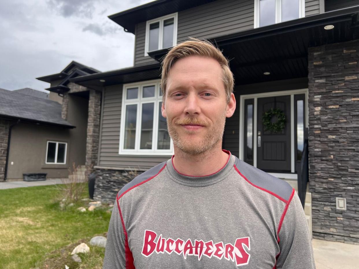 Cory Jones is running seven marathons in seven days to help raise $70,000 for people in Ukraine as a part of his father’s 70th birthday plans. By Wednesday, he had already run four marathons covering 168 kilometres that raised $17,000. (Pratyush Dayal/CBC - image credit)