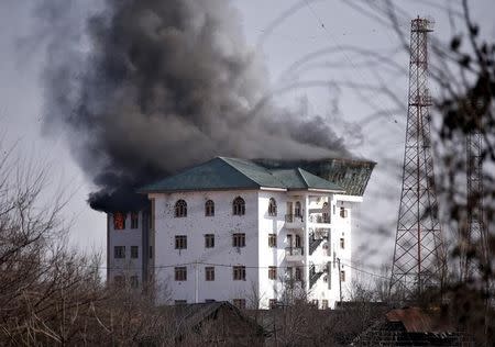 Smoke billows from a building, in which Indian authorities say suspected militants are holed up, during a gun battle on the outskirts of Srinagar February 21, 2016. REUTERS/Danish Ismail