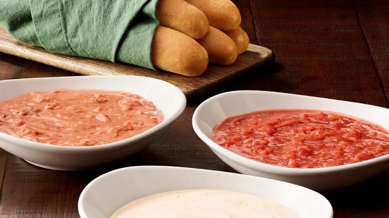 Olive Garden breadsticks and dipping sauce