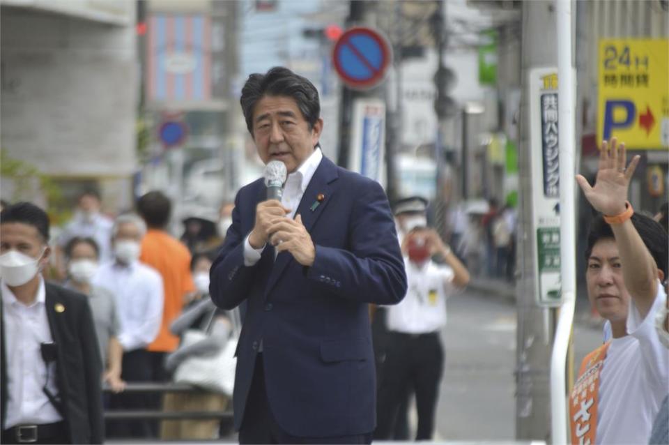 安倍晉三答應女高中生合影「手比愛心」！最後身影曝光日網全看哭了