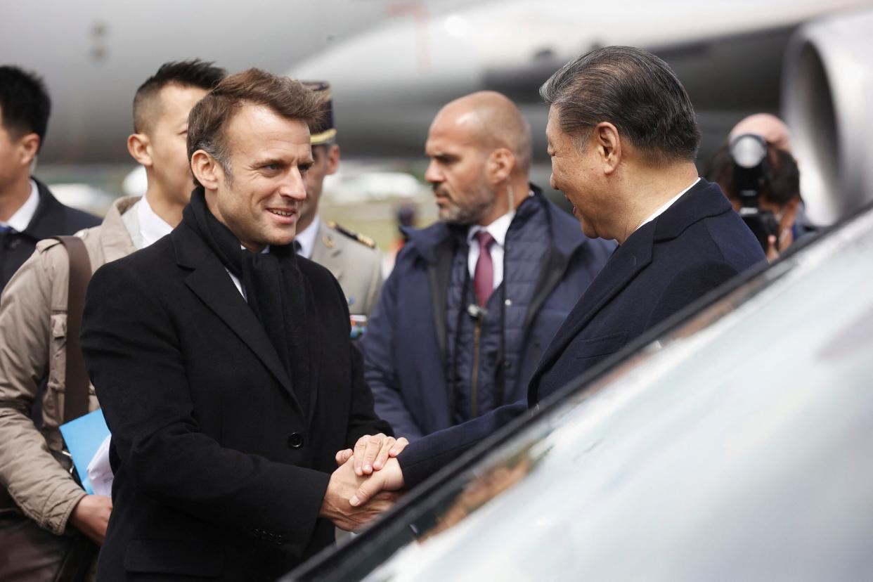 Frankreichs Präsident Emmanuel Macron (links) empfängt Chinas Präsident Xi Jinping bei dessen Staatsbesuch Anfang Mai. - Copyright: picture alliance / abaca | Pool