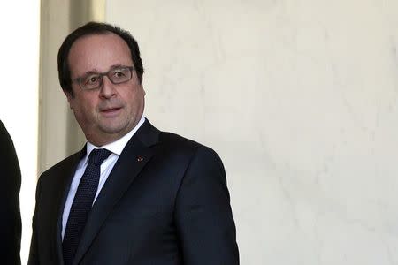 French President Francois Hollande walks to his office at the Elysee Palace in Paris, France, December 23, 2015, following the weekly cabinet meeting. REUTERS/Philippe Wojazer