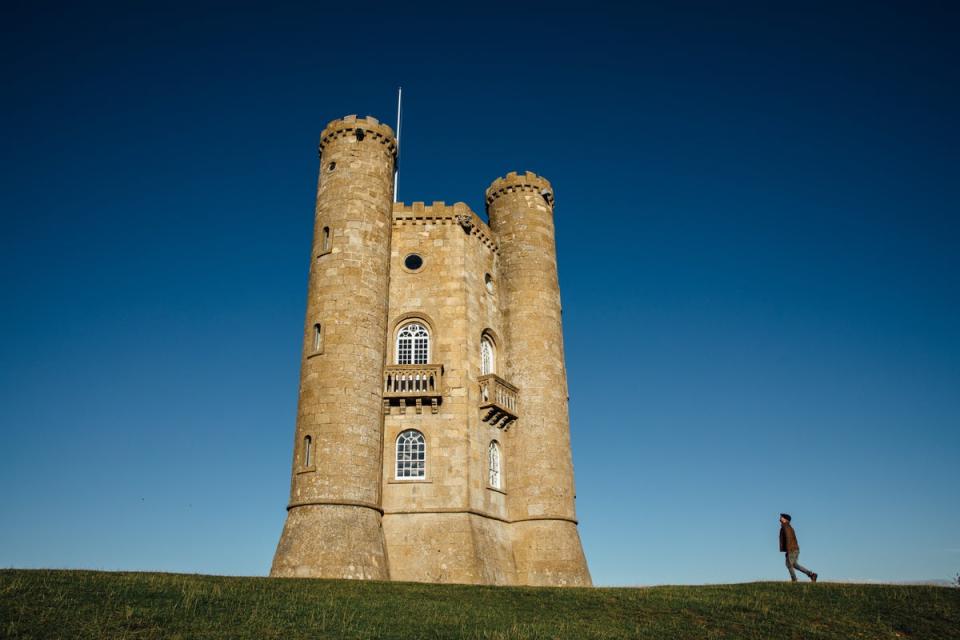 Hike to Broadway Tower during your roadtrip to the Cotswolds (VisitBritain)