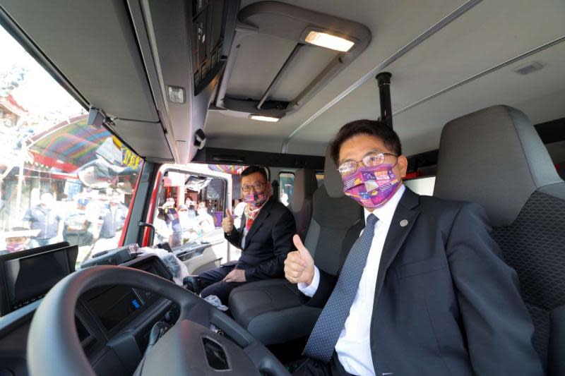 「新型」單艙雙排式水箱　新竹竹蓮寺捐贈消防車