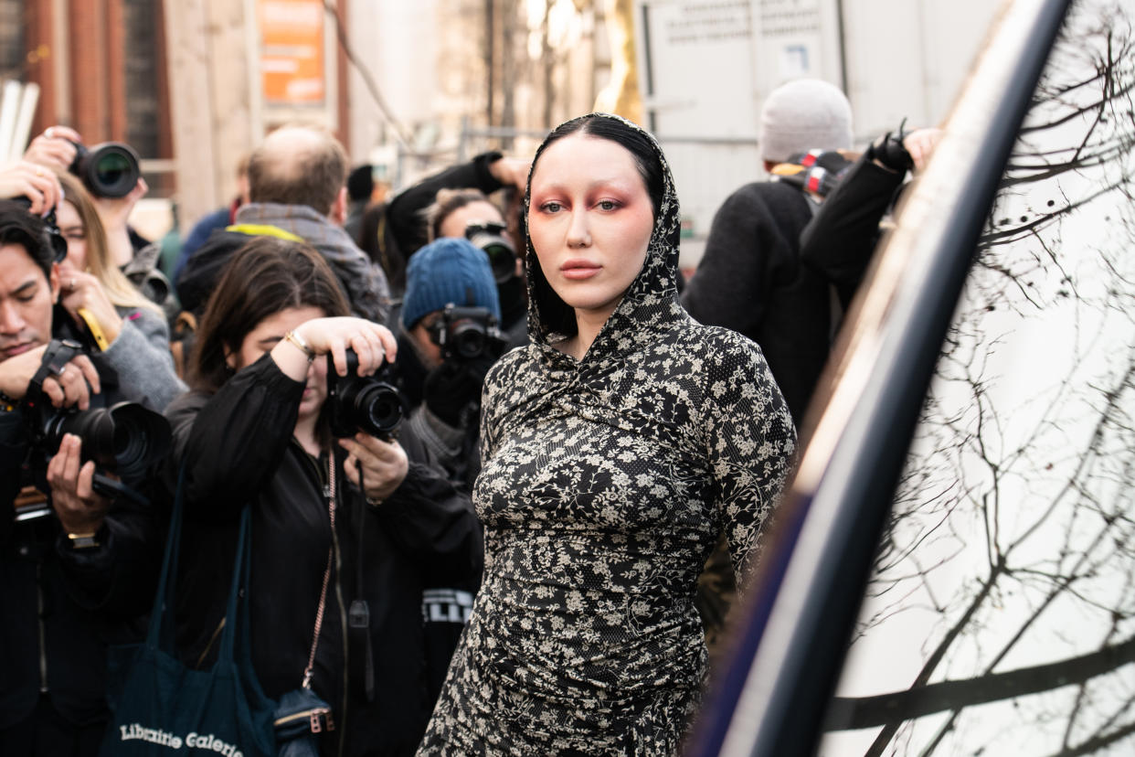 Noah Cyrus con un atuendo de Off White en un show de la marca en París. (Photo by Kirstin Sinclair/Getty Images)