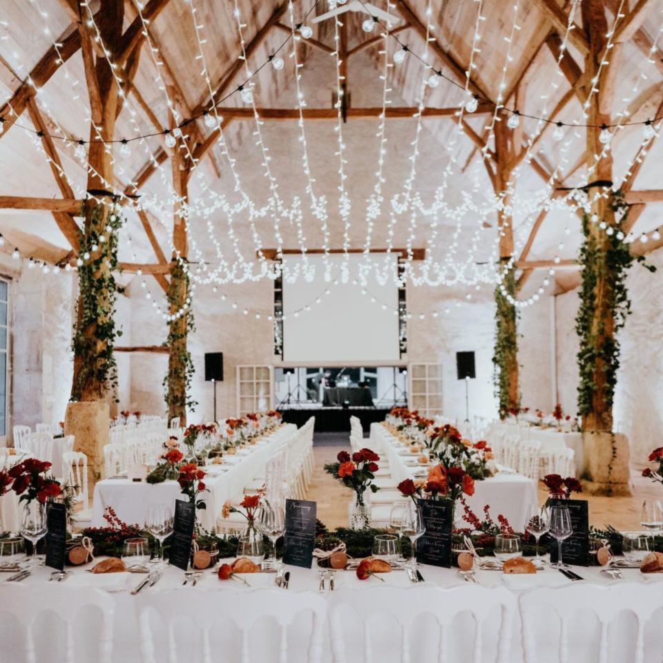 Une décoration de mariage hivernales aux touches de rouge