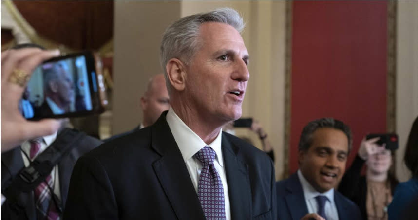 共和黨籍加州眾議員麥卡錫（Kevin McCarthy）在經歷了15輪的投票後終於獲得黨內極右派人士的支持艱難當選。（圖／達志／美聯社）