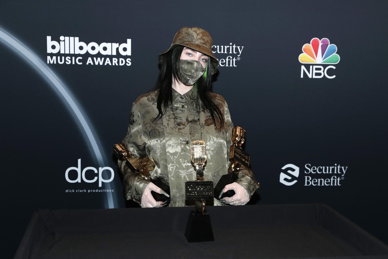 Billie Eilish posa con los premios Billboard que ganó este año. (Photo by: Todd Williamson/NBC/NBCU Photo Bank via Getty Images)