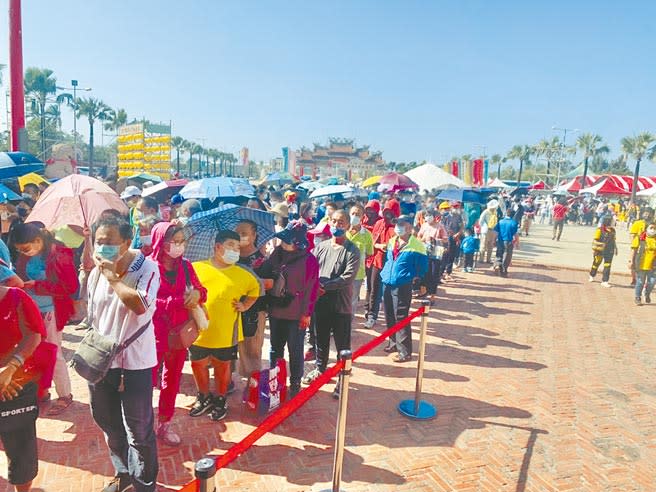 2021鯤鯓王平安鹽祭博杯送平安鹽袋，吸引數千名民眾排隊，隊伍一路從廟庭綿延至入口牌樓處。（劉秀芬攝）