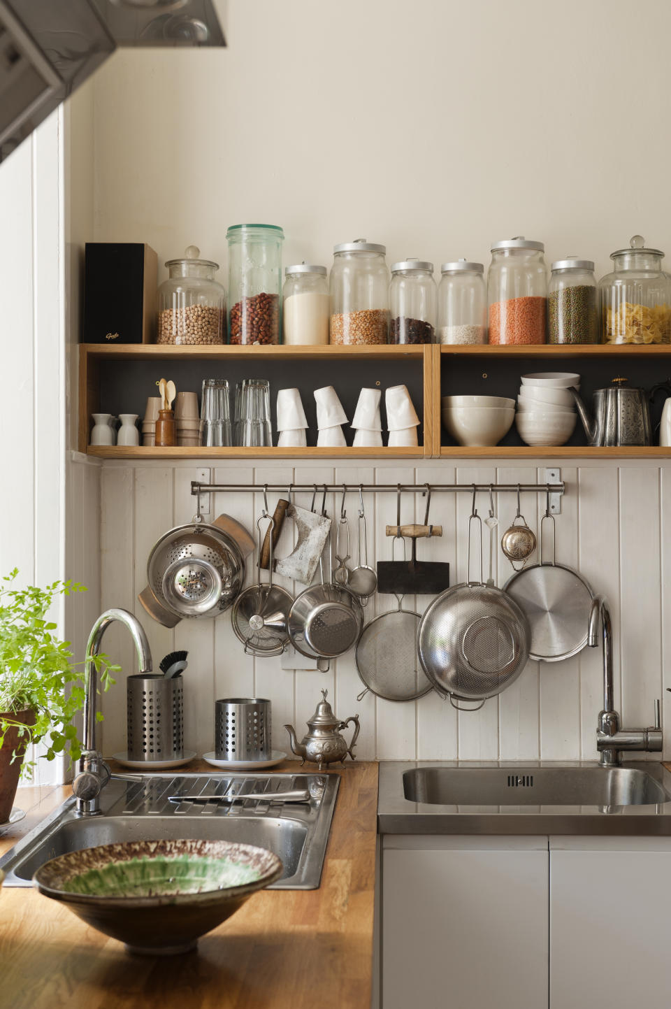 超實用家事技巧：減少廚房檯面上的物品改為壁掛收納（示意圖/Getty Image）
