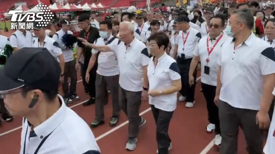 台積電創辦人張忠謀偕同夫人出席台積電運動會，現場員工熱烈歡呼，高喊「我愛你。」（圖／TVBS）