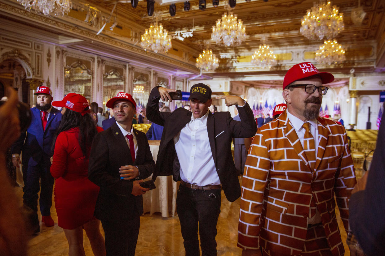 El expresidente Donald Trump saluda a seguidores en su residencia de Mar-a-Lago en Palm Beach, Florida, el 15 de noviembre de 2022. (Saul Martinez/The New York Times)