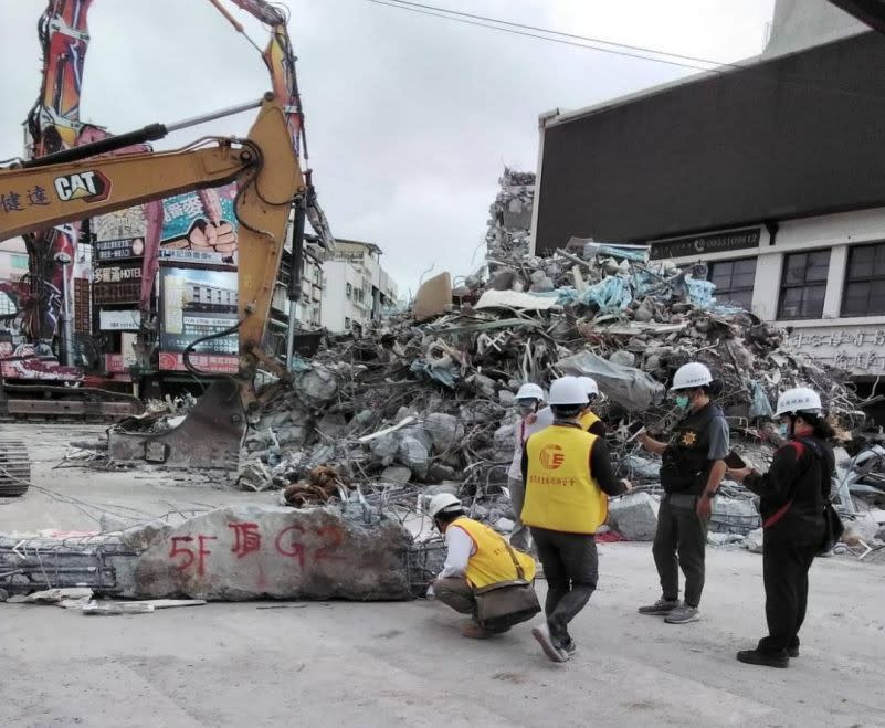 花蓮地檢署檢察事務官會同技師進行鋼筋取樣作業，警方在旁全程錄影。花蓮地檢署提供