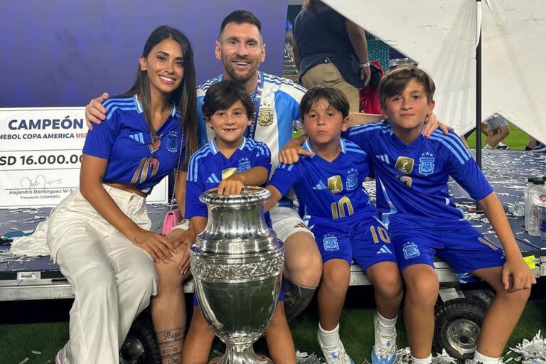 La postal familiar de los Messi con la Copa América. Foto/Instagram: @antonelaroccuzzo