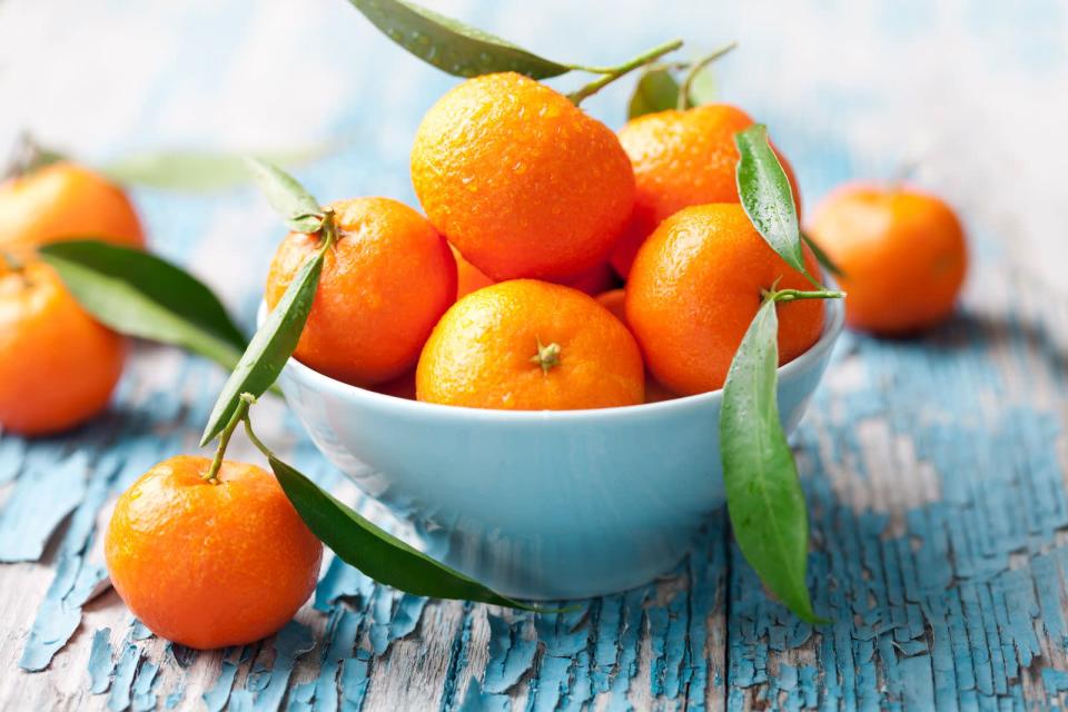 Südfrüchte brauchen keine Kälte! Lagern Sie deshalb Orangen oder Mandarinen niemals im Kühlschrank, dort verlieren sie ihren Geschmack. Zu hohe Temperaturen können allerdings zu Schimmel führen, weshalb Sie das Obst am besten bei gemäßigten Temperaturen aufbewahren. (Bild: iStock / loooby)