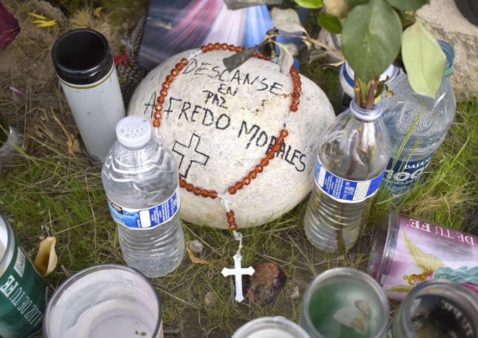 En la base de la instalación en homenaje a  los trabajadores agrícolas de Madera hay una piedra adornada con un rosario católico. Está dedicado a Alfredo Sánchez Morales, de 30 años, originario del estado mexicano de Guerrero.