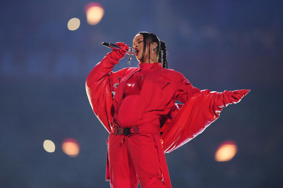 ARCHIVO - Rihanna durante su presentación en el espectáculo de medio tiempo del Super Bowl 57 de la NFL entre los Chiefs de Kansas City y los Eagles de Filadelfia el 12 de febrero de 2023, en Glendale, Arizona. (Foto AP/Matt Slocum, archivo)
