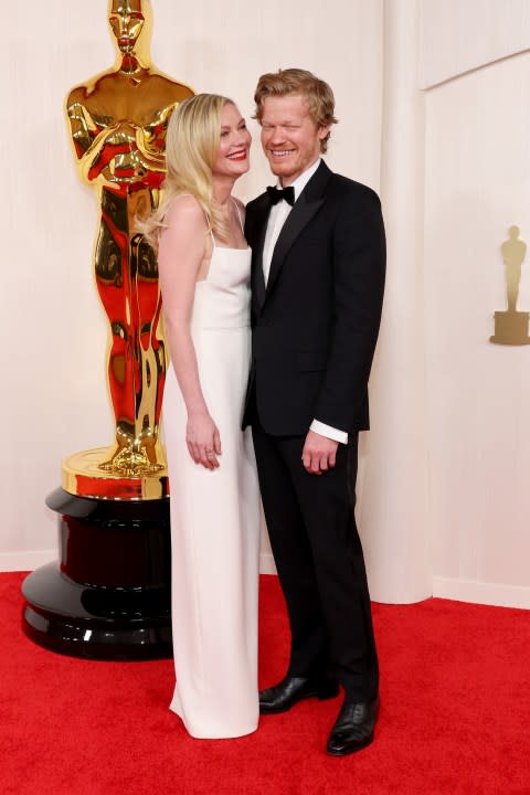 HOLLYWOOD, CALIFORNIA – MARCH 10: (L-R) Kirsten Dunst and Jesse Plemon attend the 96th Annual Academy Awards on March 10, 2024 in Hollywood, California. (Photo by Mike Coppola/Getty Images)