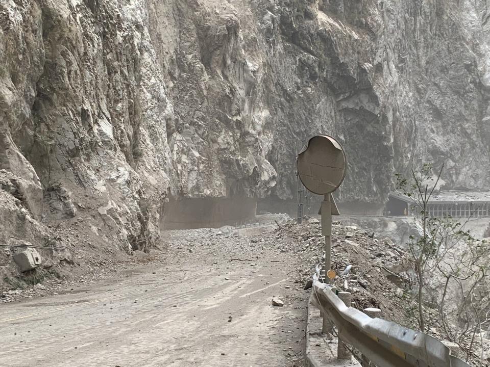 花蓮連續地震，台8線中橫公路天祥至太魯閣沿線多處落石，考量民眾通行安全，23日上午8時起暫不開放通行。（圖／東區養護工程分局提供）
