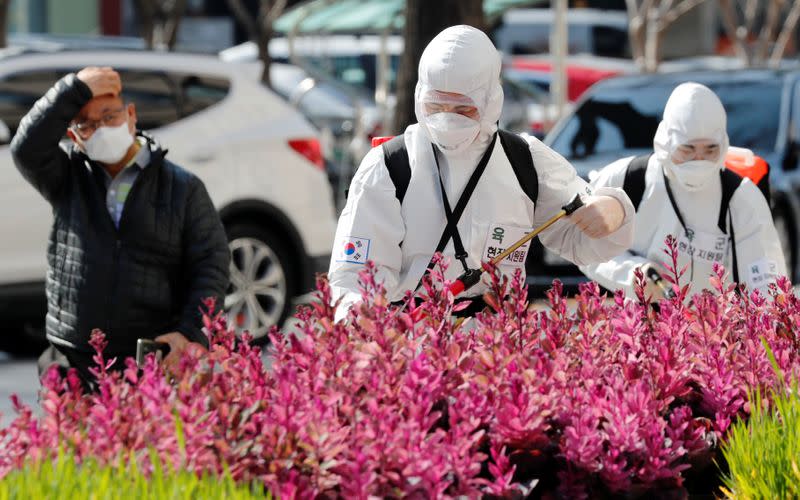 South Koreans soldiers are mobilized to disinfect Daegu city hall