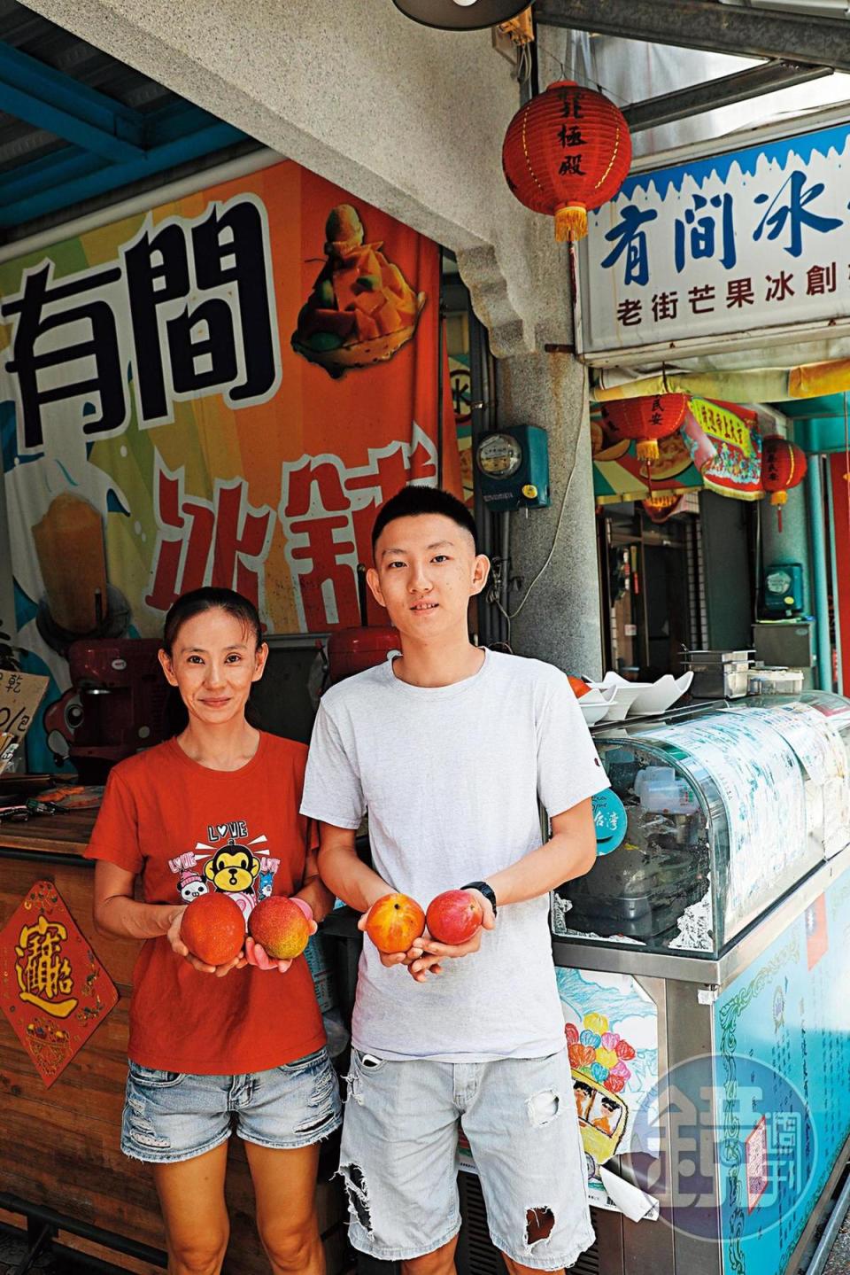 老闆娘秀玲（左）與家人一起研發許多芒果商品。