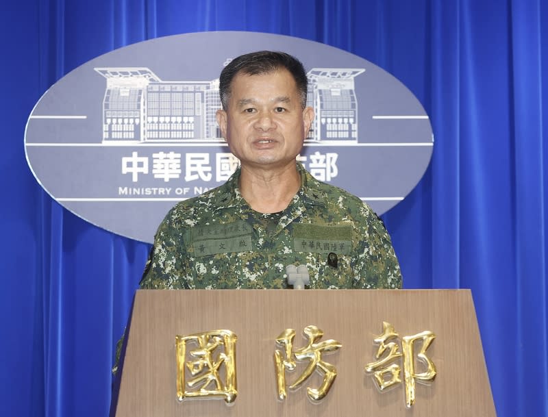 共軍對台軍演  國防部召開臨時記者會（3） 國防部23日召開臨時記者會，說明中共軍演狀況，情 次室助理次長黃文啓少將指出，截至下午2時，中共 作戰艦15艘、海警船16艘，殲擊機、空中預警機等各 型機42架次在台灣周邊海空域實施海空聯合軍事操 演。 中央社記者郭日曉攝  113年5月23日 