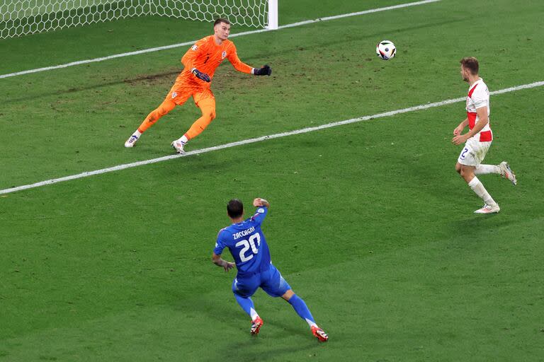 El agónico gol de Mattia Zaccagni le permitió a Italia, defensor del título, lograr el empate ante Croacia y avanzar a octavos de final de la Eurocopa; lo espera Suiza. 