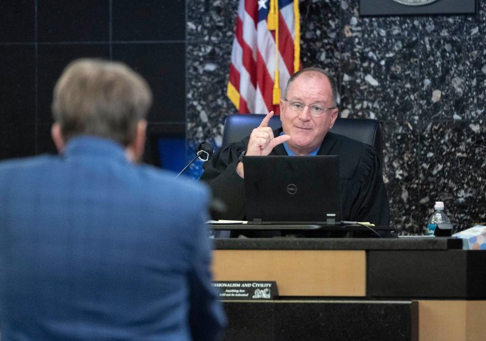 Circuit Judge Scott Suskauer, seen here speaking to to defense attorney Greg Rosenfeld on Oct. 11, says he will consider sanctions against prosecutors for withholding key files in the Sheila Keen-Warren murder trial, as well as placing Keen-Warren on house arrest. She has ben in custody since 2017.