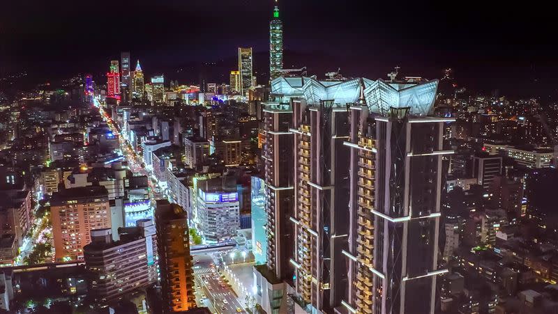 台達為台北新地標「Diamond Towers 台北之星」提供一站式的節能照明解決方案與電動車充解決方案。（圖／台達電提供）