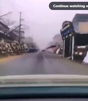 Netizens from Sichuan who returned home during the Spring Festival found that funerals were being held along the road, and both sides of the road were filled with spirit-calling banners, archways, and wreaths. Figure: Video screenshot.