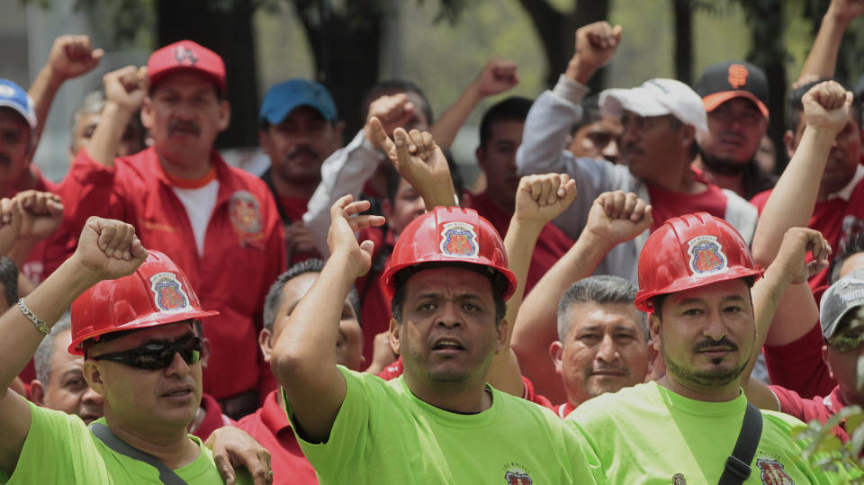 <p>MEX022. CIUDAD DE MÉXICO (MÉXICO), 29/08/2018.- Seguidores del dirigente sindical minero, Napoleón Gómez Urrutia, se manifiestan hoy, miércoles 29 de agosto de 2018, a las afueras del Senado de la República, en Ciudad de México (México), para dar su apoyo al polémico líber que recibió la credencial que lo acredita como senador por el partido Morena, en la próxima legislatura. El Tribunal Electoral de México validó la candidatura al Senado del líder minero Napoleón Gómez Urrutia, acusado de malversación y refugiado en Canadá y que se representa por el partido Morena, del izquierdista Andrés Manuel López Obrador. Gómez Urrutia, refugiado desde 2014 en Canadá tras ser acusado de malversar unos 55 millones de dólares de un fondo sindical, es ahora candidato al Senado. EFE/Mario Guzmán </p>