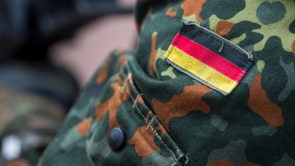 Die deutschen Farben auf dem 
Ärmel einer Bundeswehruniform.